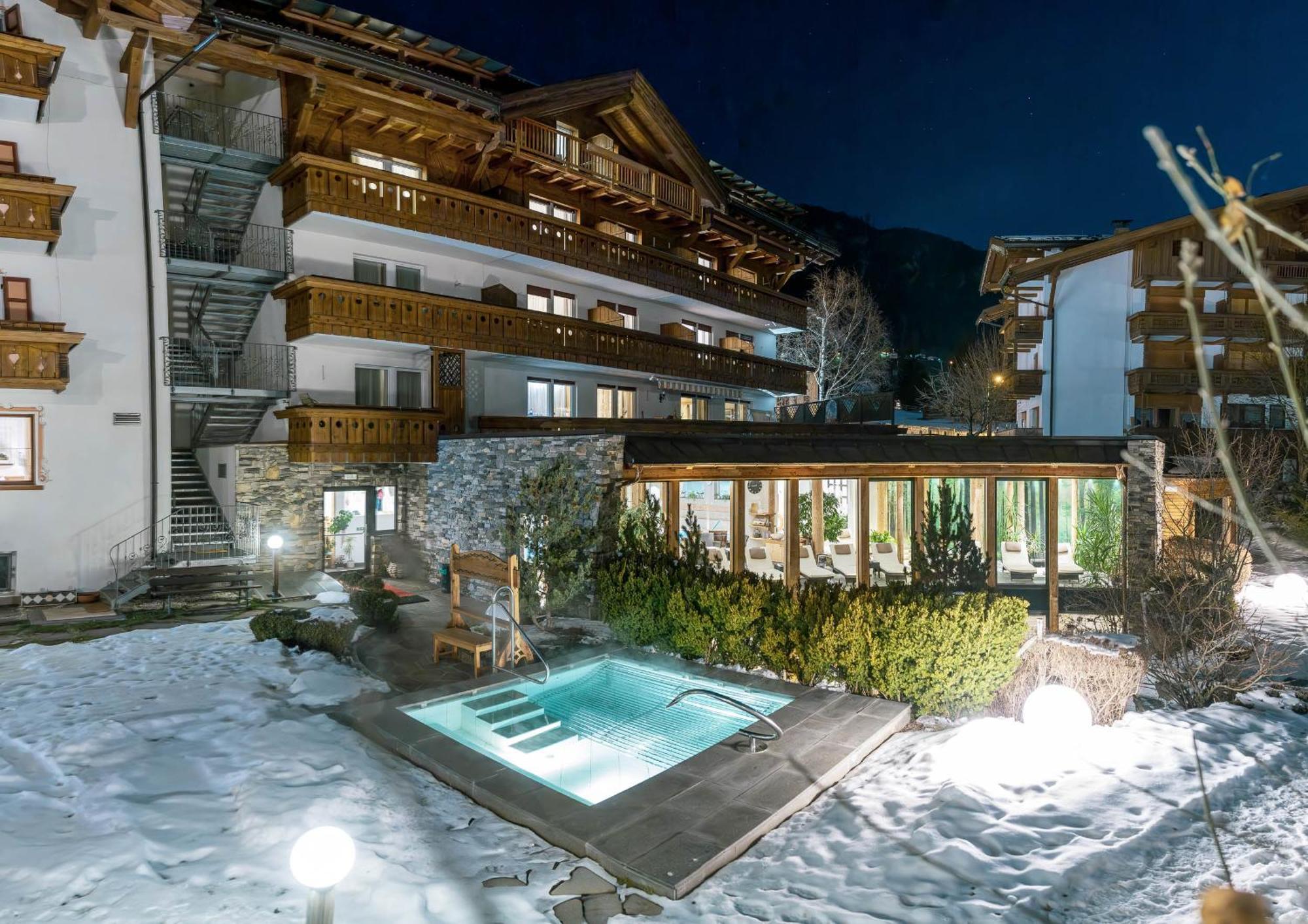 Hotel Gran Paradis カンピテッロ・ディ・ファッサ エクステリア 写真